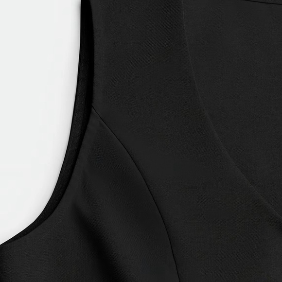 Chic Black Sleeveless Romper with V-Neckline - Picture 3 of 6